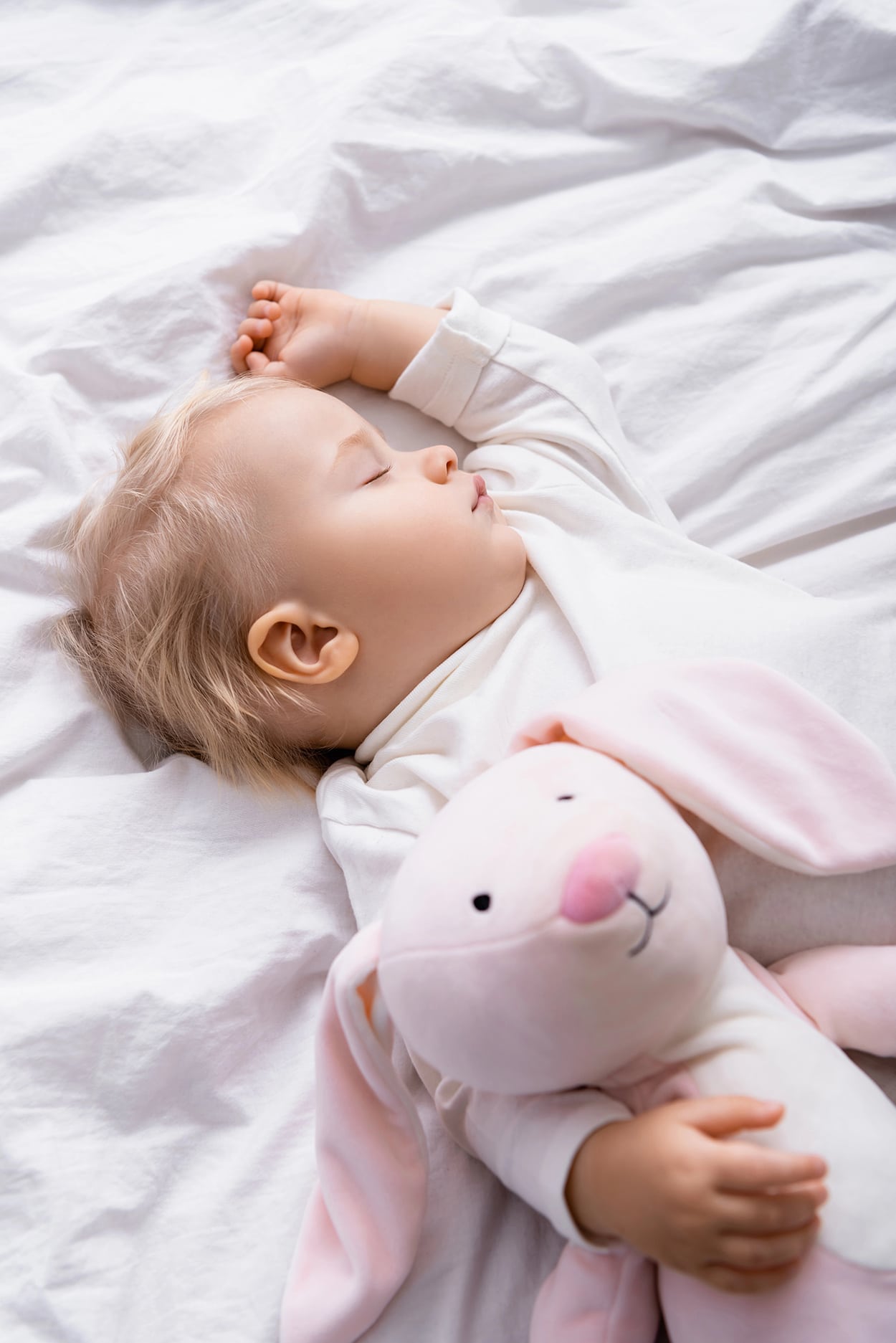 How to Handle Jet Lag with a Baby or Toddler (Without Losing Your Mind) 3 Jet lag toddler sleeping on bed