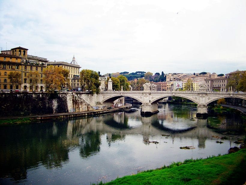 Bridge-connecting-2-sides-of-Rome