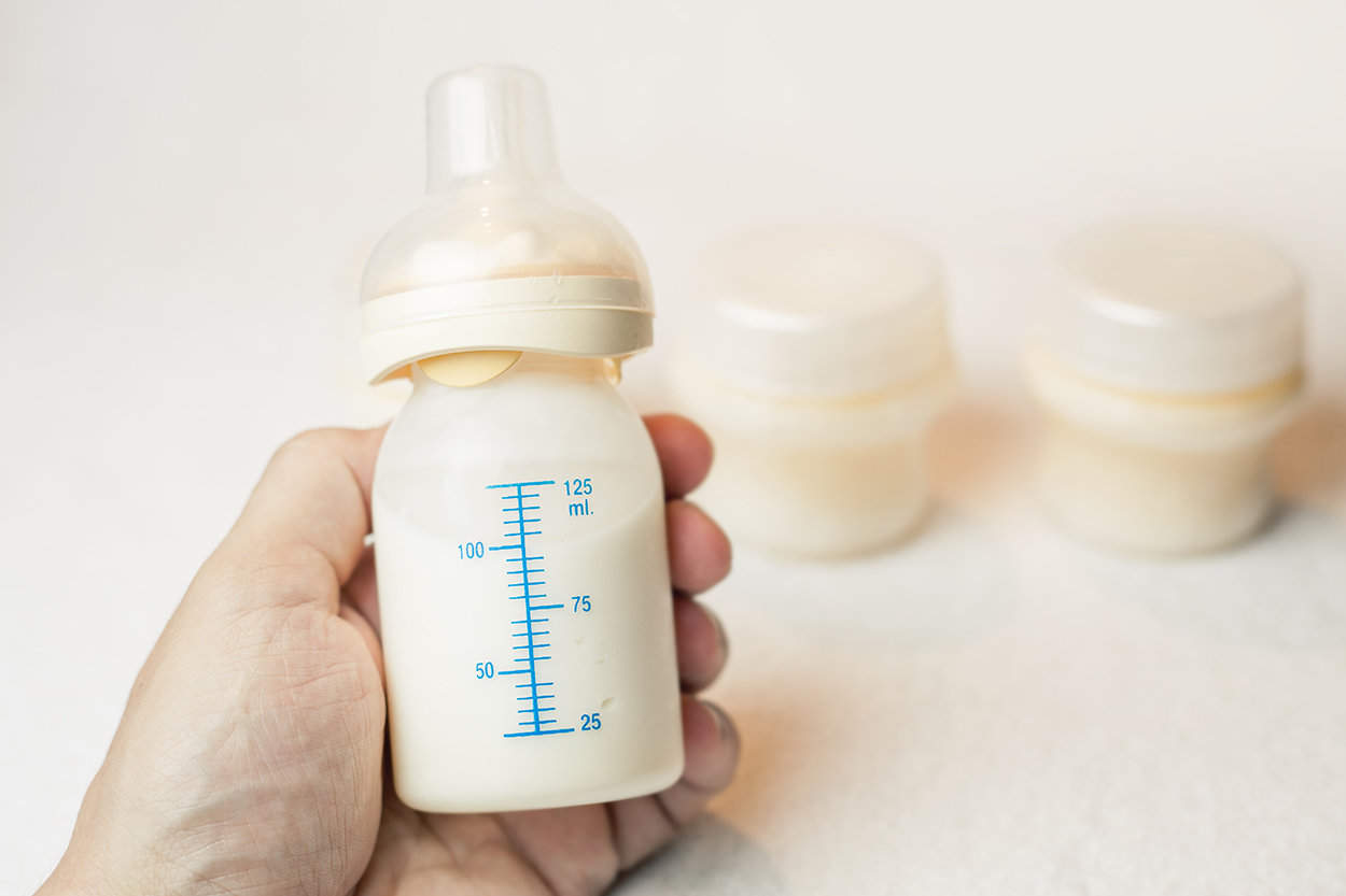 How to bottle feed a baby breast milk