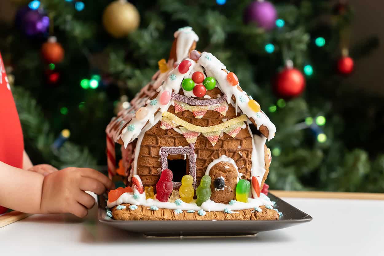 10+ Unique Things to do in Manhattan Beach this Christmas (2023) 2 Gingerbread House workshop in California
