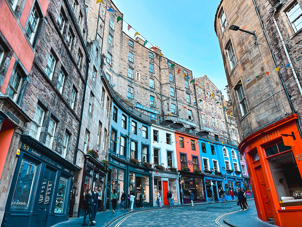 Victoria Street and terrace in Edinburgh Scotland- photo by Keryn Means editor of Twist Travel Magazine